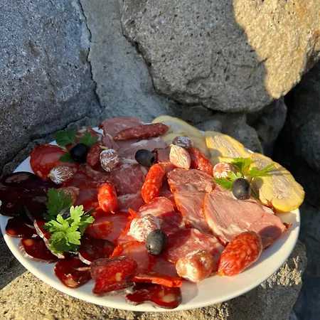 готельно-ресторанний комплекс кичера * Volovets