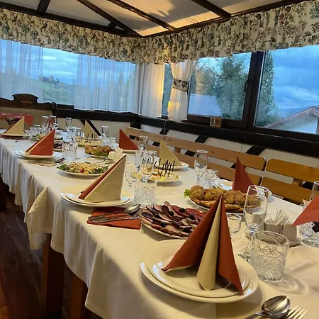 готельно-ресторанний комплекс кичера * Volovets